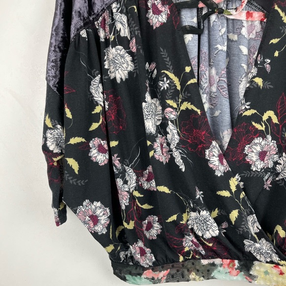 Gimmicks by BKE Floral Velvet Top Dolman Sleeve V-neck Medium Boho Black Gray - Picture 4 of 10